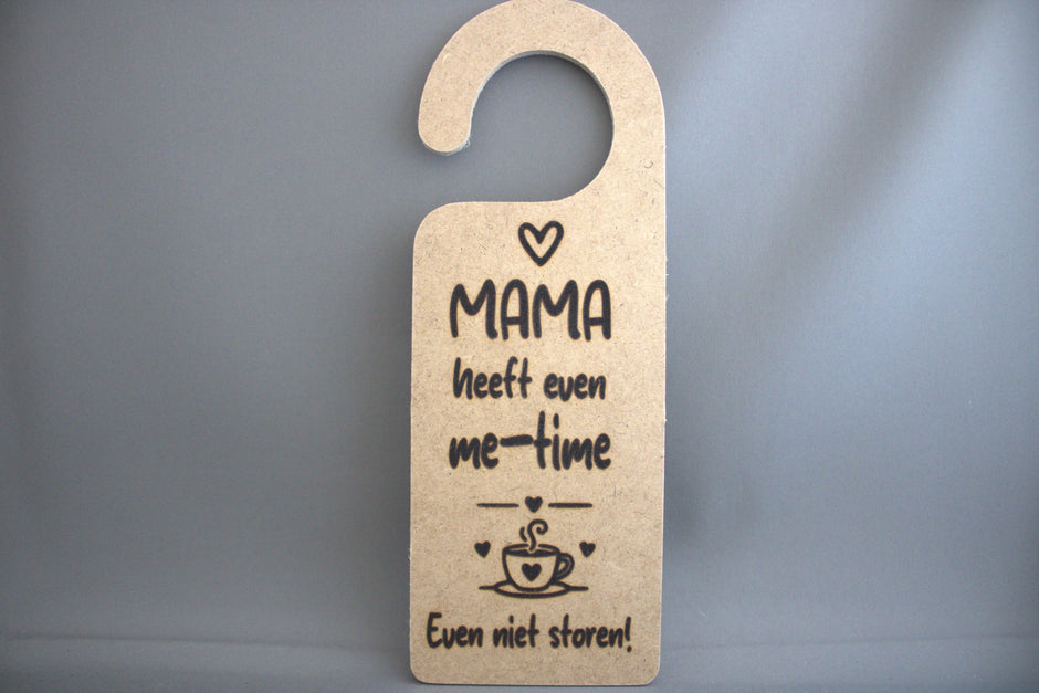Houten deurhanger met gravure Mama heeft even me-time Even niet storen met koffiebeker en hartjes – grappig Moederdag cadeau

