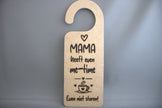 Houten deurhanger met gravure Mama heeft even me-time Even niet storen met koffiebeker en hartjes – grappig Moederdag cadeau

