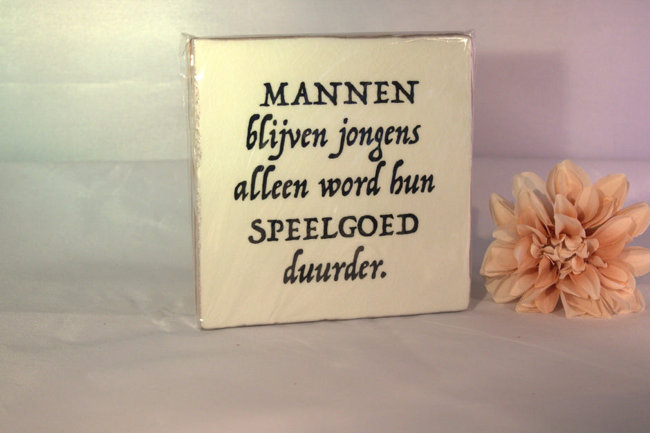 Keramisch tegeltje 'Mannen blijven jongens, alleen word hun speelgoed duurder' – grappig cadeau voor papa of man