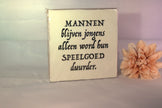 Keramisch tegeltje 'Mannen blijven jongens, alleen word hun speelgoed duurder' – grappig cadeau voor papa of man