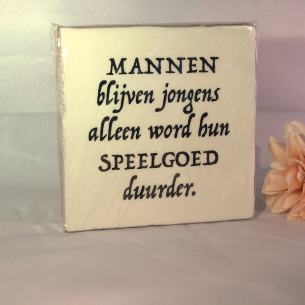 Keramisch tegeltje 'Mannen blijven jongens, alleen word hun speelgoed duurder' – grappig cadeau voor papa of man