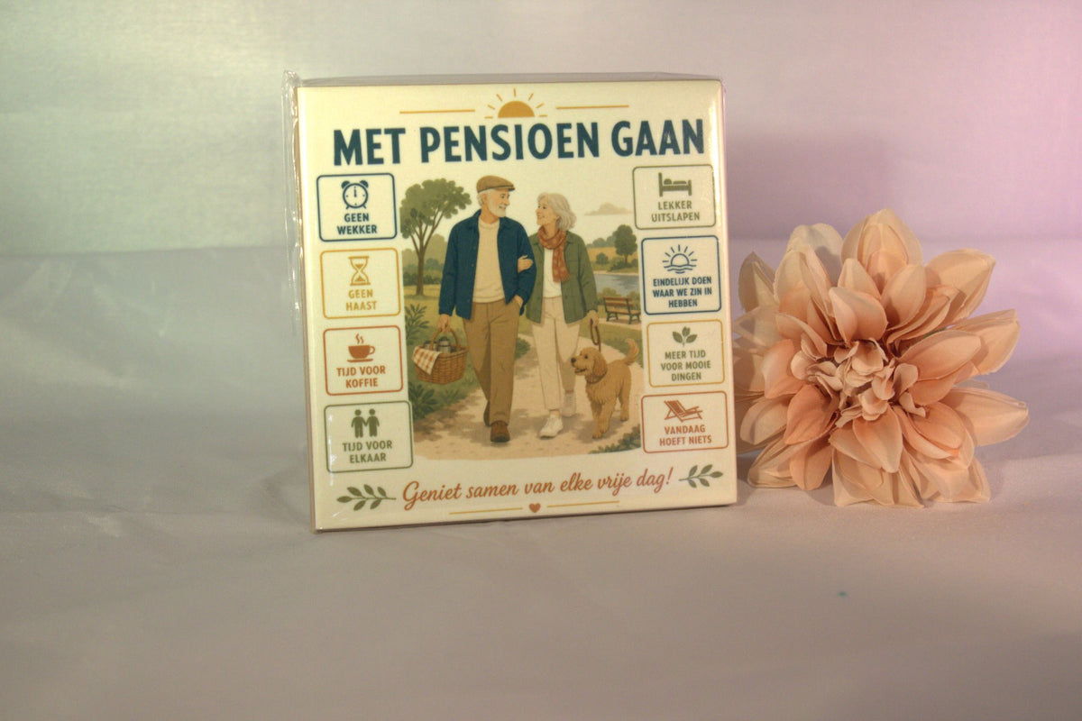 Keramisch tegeltje 'Met pensioen gaan – geniet samen van elke vrije dag!' met wandelend stel en icoontjes print – luxe pensioencadeau
