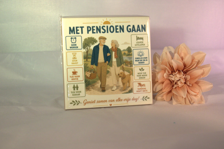 Keramisch tegeltje 'Met pensioen gaan – geniet samen van elke vrije dag!' met wandelend stel en icoontjes print – luxe pensioencadeau