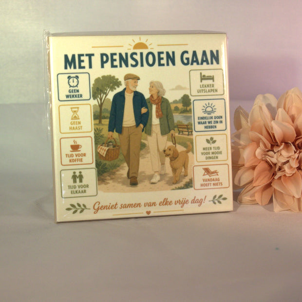 Keramisch tegeltje 'Met pensioen gaan – geniet samen van elke vrije dag!' met wandelend stel en icoontjes print – luxe pensioencadeau