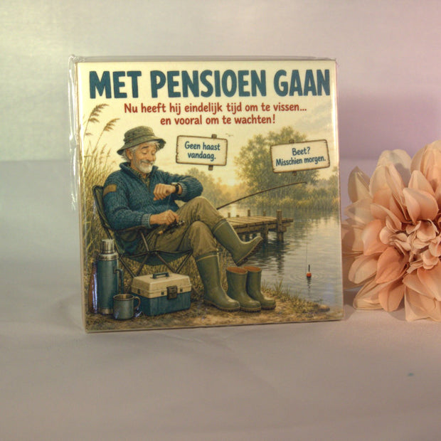 Keramisch tegeltje 'Met pensioen gaan – nu heeft hij eindelijk tijd om te vissen' met grappige visser illustratie – betekenisvol pensioencadeau man