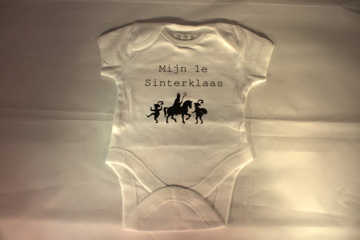 Wit baby rompertje met tekst 'Mijn 1e Sinterklaas' en Sint op paard met Pieten silhouet – schattig pakjesavond cadeau voor baby