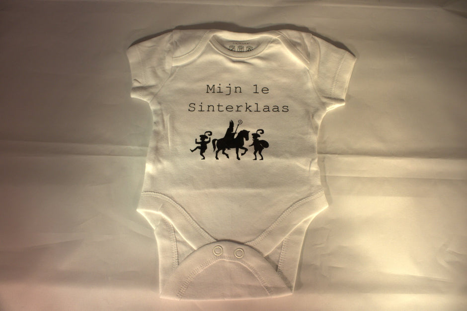 Wit baby rompertje met tekst 'Mijn 1e Sinterklaas' en Sint op paard met Pieten silhouet – schattig pakjesavond cadeau voor baby