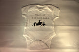 Wit baby rompertje met tekst 'Mijn 1e Sinterklaas' en Sint op paard met Pieten silhouet – schattig pakjesavond cadeau voor baby