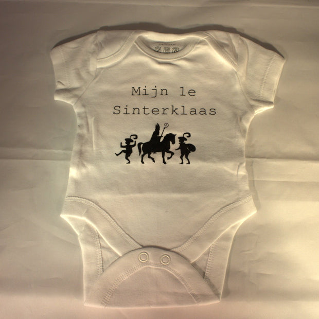 Wit baby rompertje met tekst 'Mijn 1e Sinterklaas' en Sint op paard met Pieten silhouet – schattig pakjesavond cadeau voor baby