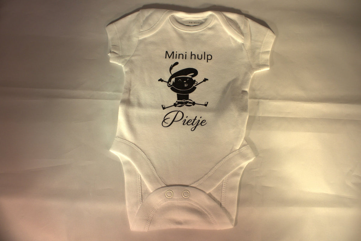 Wit baby rompertje met tekst 'Mini hulp Pietje' met Piet illustratie – schattig sinterklaas cadeau voor baby pakjesavond