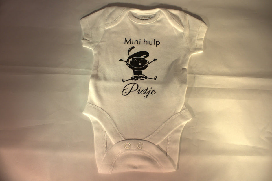 Wit baby rompertje met tekst 'Mini hulp Pietje' met Piet illustratie – schattig sinterklaas cadeau voor baby pakjesavond