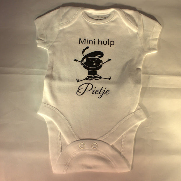 Wit baby rompertje met tekst 'Mini hulp Pietje' met Piet illustratie – schattig sinterklaas cadeau voor baby pakjesavond