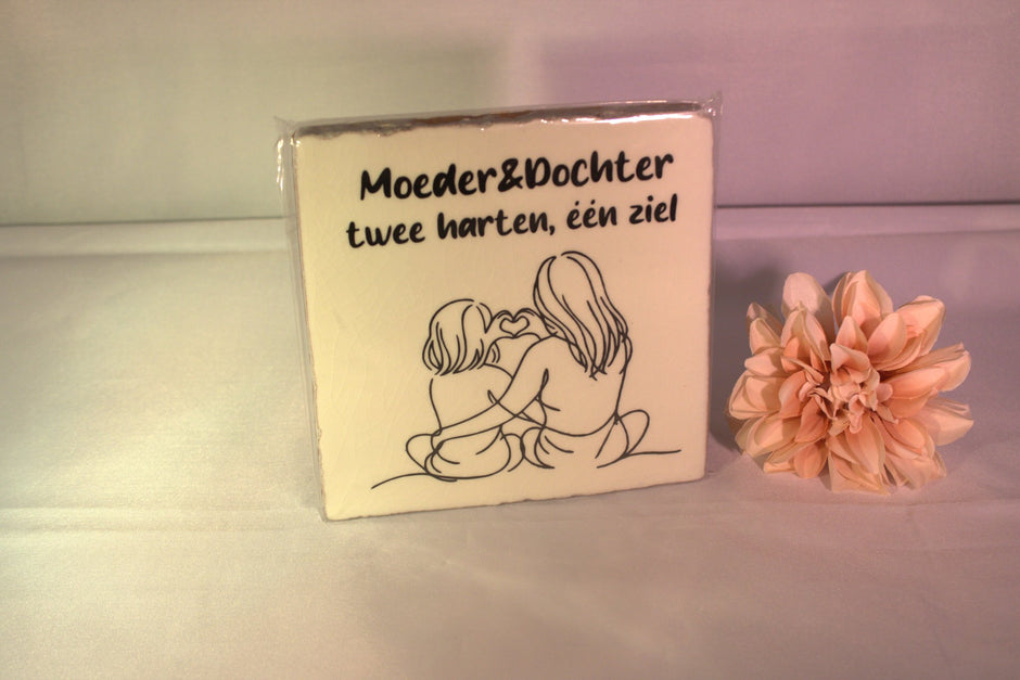 Keramisch tegeltje 'Moeder & Dochter – twee harten, één ziel' met lijn-art illustratie van moeder en dochter die een hart vormen – liefdevol cadeau