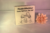 Keramisch tegeltje 'Moeder & Dochter – twee harten, één ziel' met lijn-art illustratie van moeder en dochter die een hart vormen – liefdevol cadeau