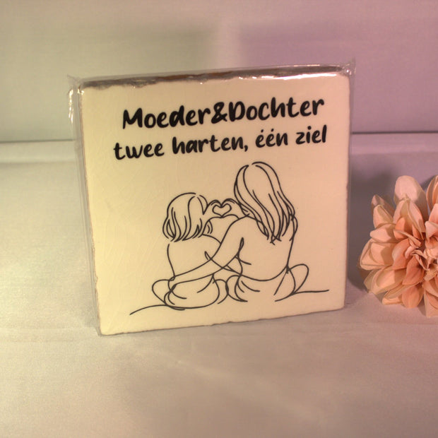Keramisch tegeltje 'Moeder & Dochter – twee harten, één ziel' met lijn-art illustratie van moeder en dochter die een hart vormen – liefdevol cadeau