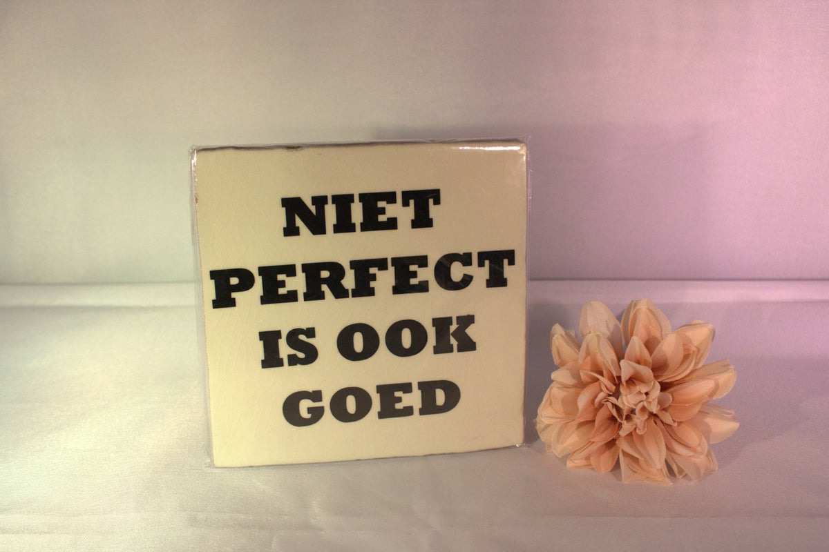 Keramisch tegeltje 'Niet perfect is ook goed' met strak bold typografie – inspirerend zelfzorg cadeau