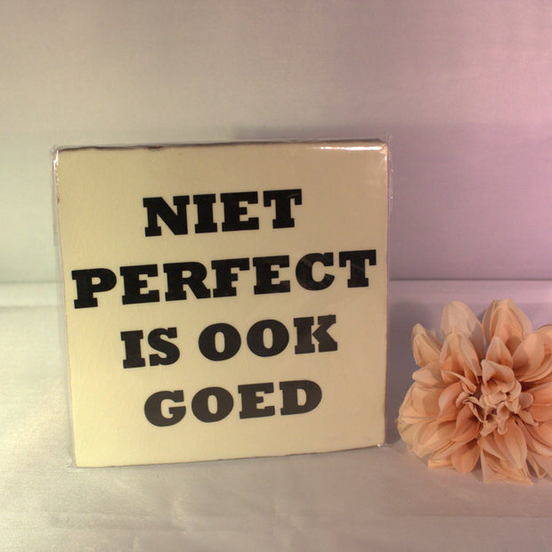 Keramisch tegeltje 'Niet perfect is ook goed' met strak bold typografie – inspirerend zelfzorg cadeau
