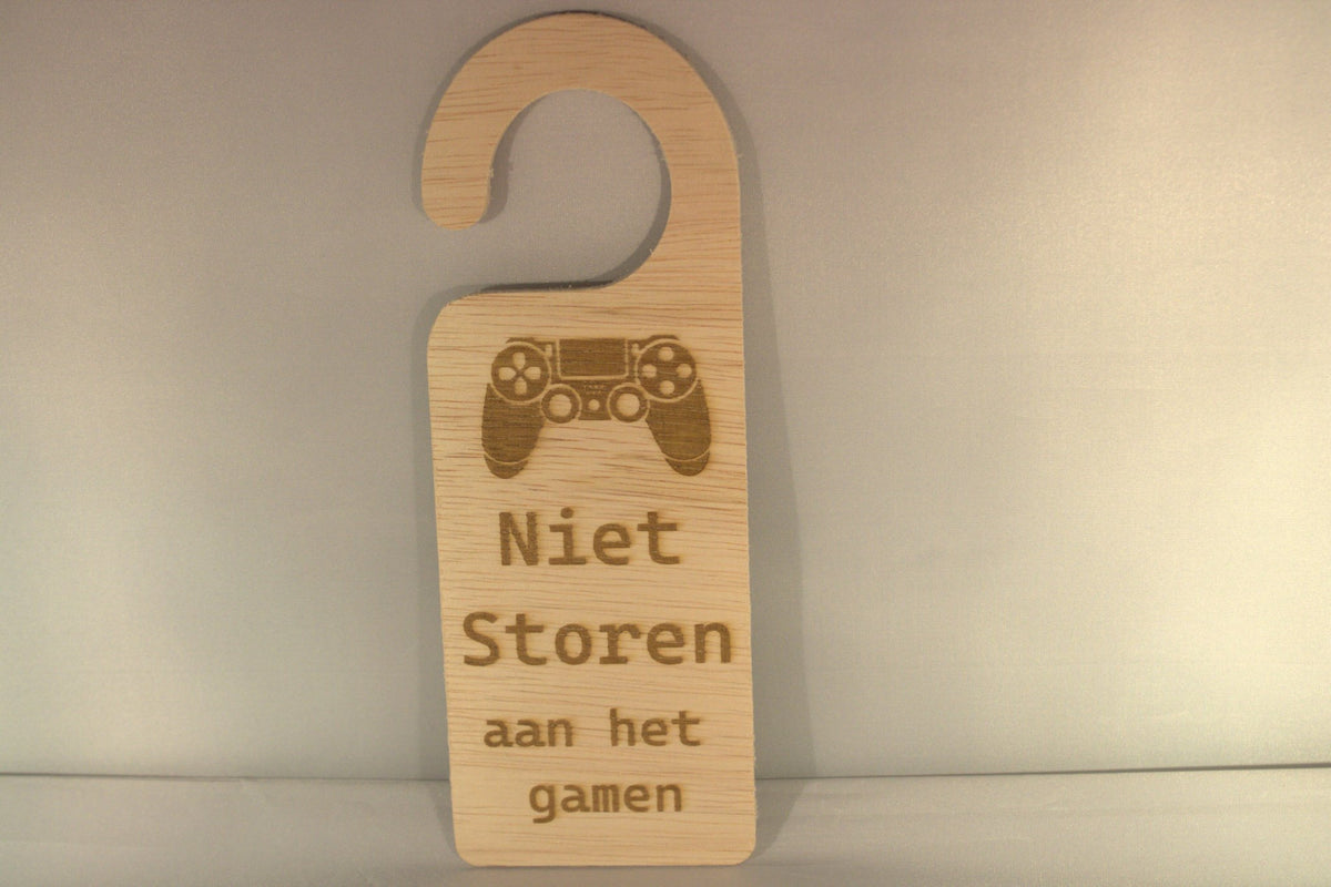 Houten deurhanger gamer cadeau met tekst Niet storen ik ben aan het gamen - leuk cadeau voor gamers