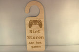 Houten deurhanger gamer cadeau met tekst Niet storen ik ben aan het gamen - leuk cadeau voor gamers