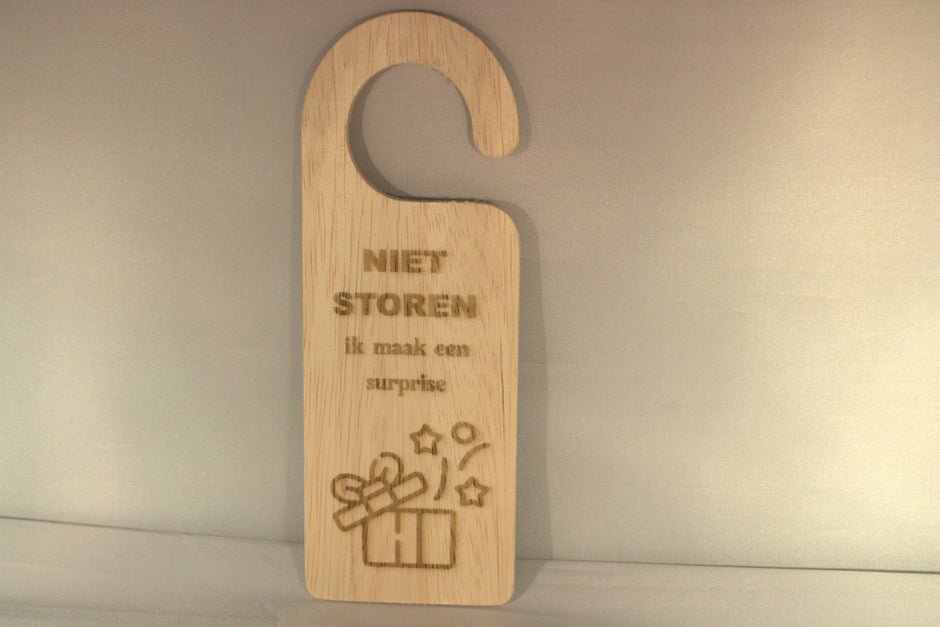Niet storen bordje surprise - houten sinterklaas deurhanger - leuk sinterklaascadeau
