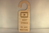 Niet storen bordje kantoor - houten deurhanger meeting - grappig cadeau voor op kantoor