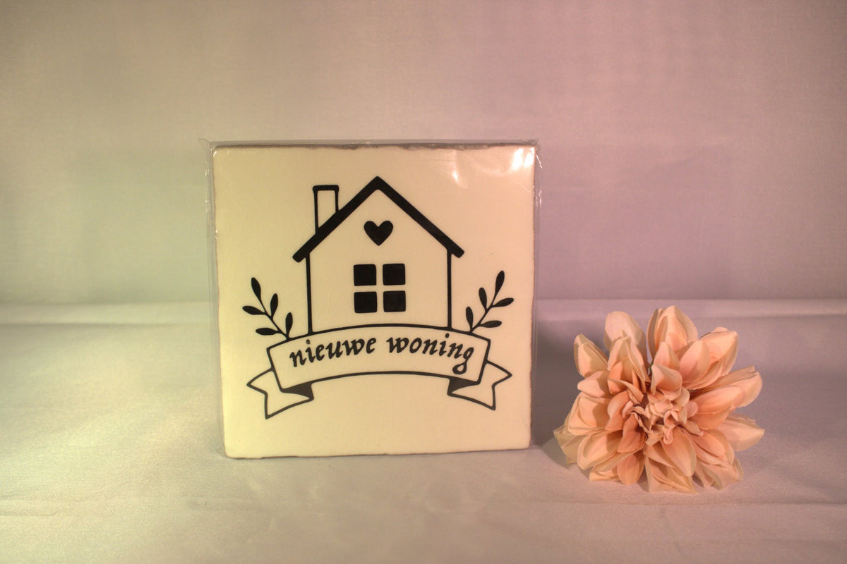 Keramisch tegeltje 'Nieuwe woning' met huisje, hartje en bladeren illustratie – sfeervol housewarming cadeau