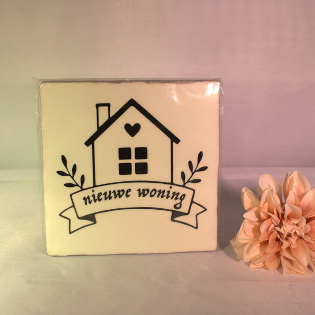 Keramisch tegeltje 'Nieuwe woning' met huisje, hartje en bladeren illustratie – sfeervol housewarming cadeau