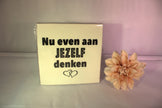 Inspirerend keramisch tegeltje met tekst Nu even aan jezelf denken - cadeau voor zelfzorg