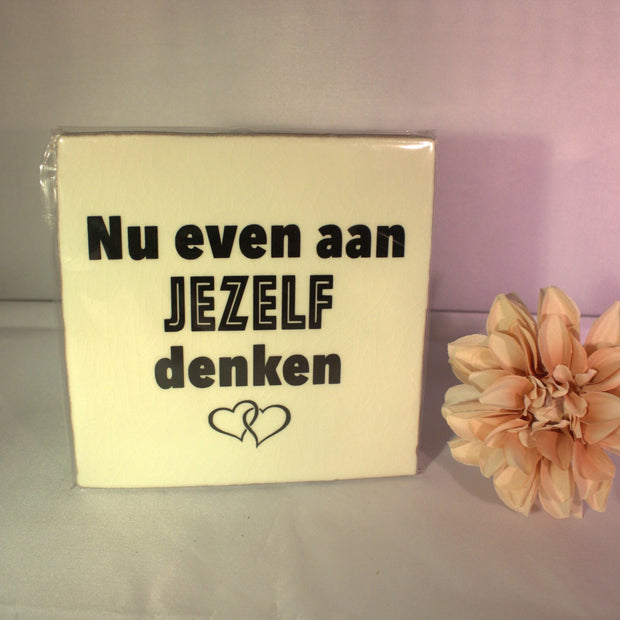 Inspirerend keramisch tegeltje met tekst Nu even aan jezelf denken - cadeau voor zelfzorg"
