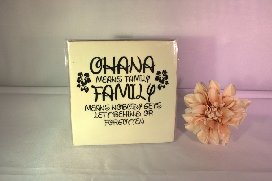 Keramisch tegeltje 'Ohana means family, family means nobody gets left behind or forgotten' met hibiscus bloemen – betekenisvol familie cadeau