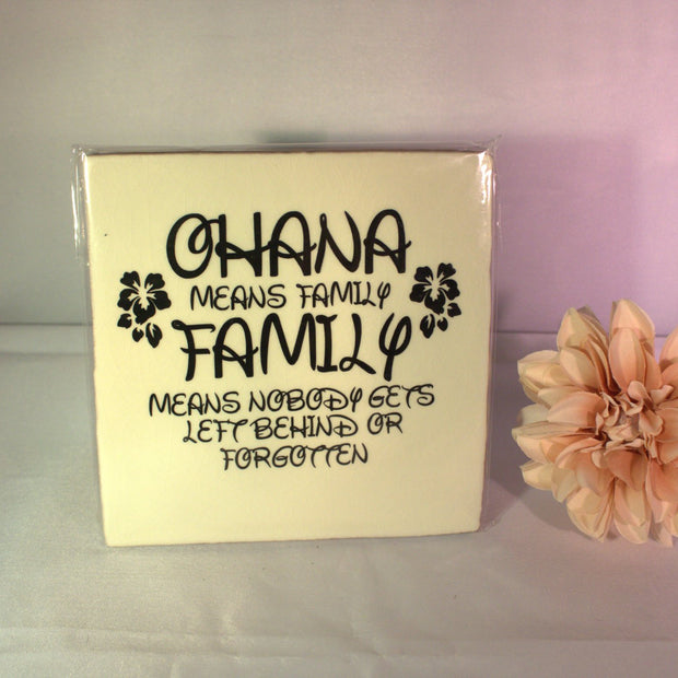 Keramisch tegeltje 'Ohana means family, family means nobody gets left behind or forgotten' met hibiscus bloemen – betekenisvol familie cadeau