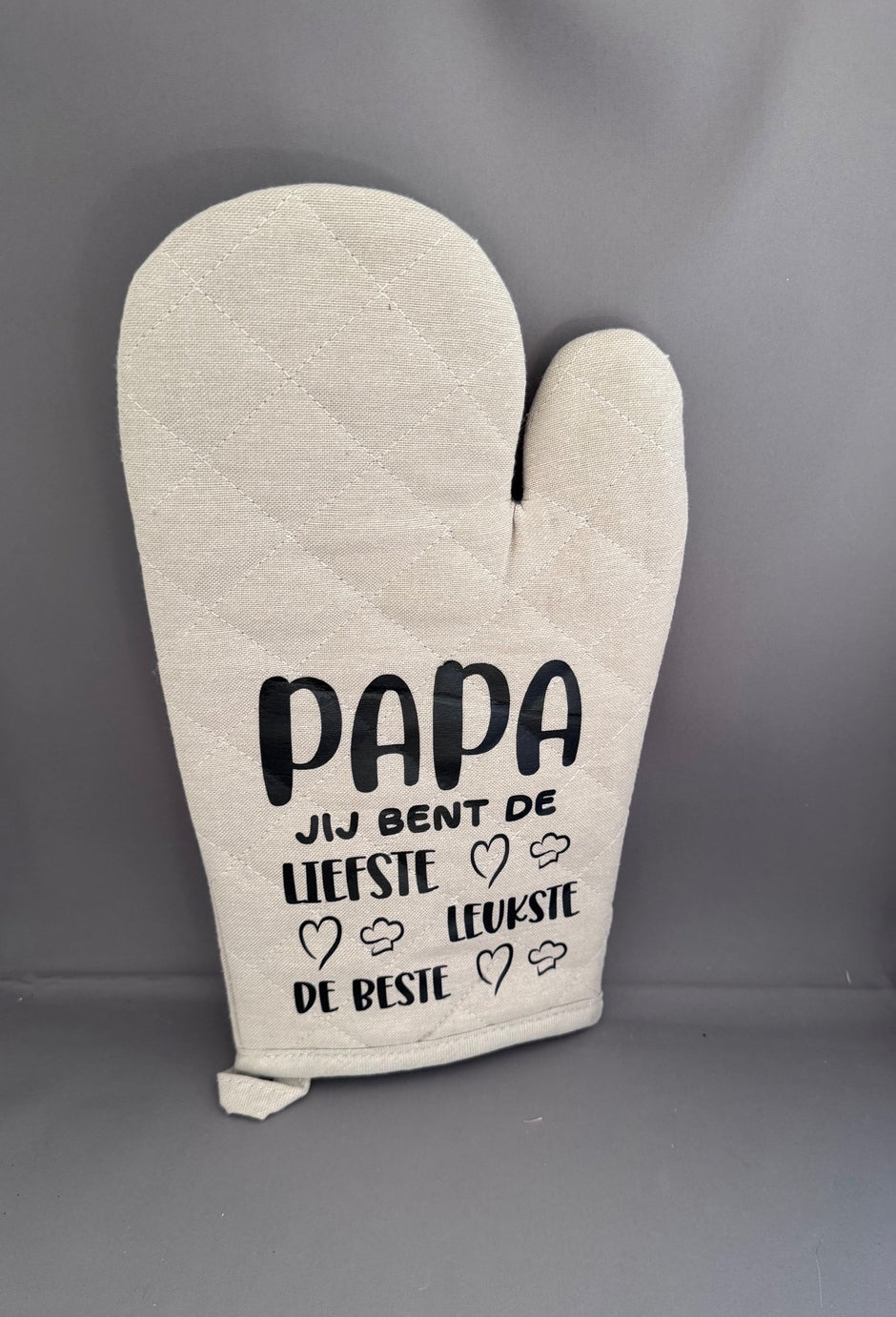 Taupe ovenwant met zwarte tekst 'Papa Jij Bent de Liefste' – persoonlijk vaderdagcadeau van Shop V-Ric
