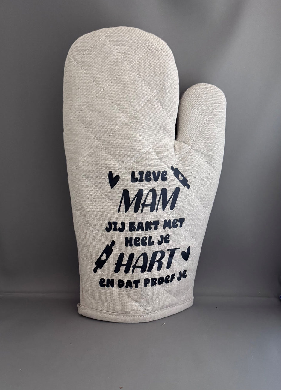 Taupe ovenwant met zwarte tekst 'Mama Jij Bakt Met Heel Je Hart' – persoonlijk moederdagcadeau van Shop V-Ric
