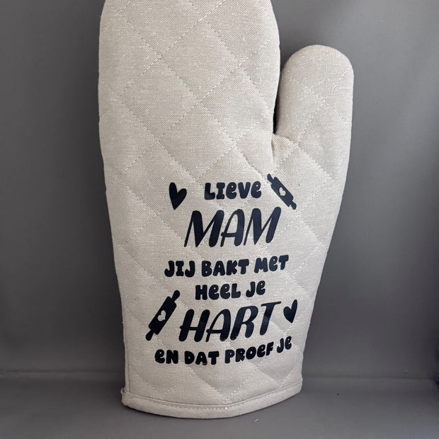 Taupe ovenwant met zwarte tekst 'Mama Jij Bakt Met Heel Je Hart' – persoonlijk moederdagcadeau van Shop V-Ric

