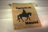 Gepersonaliseerd jute pepernoten zakje met naam 'Pepernoten van Naomi' en Sint op paard silhouet – feestelijk sinterklaas cadeau voor kinderen