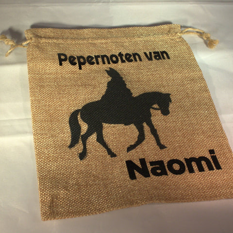 Gepersonaliseerd jute pepernoten zakje met naam 'Pepernoten van Naomi' en Sint op paard silhouet – feestelijk sinterklaas cadeau voor kinderen