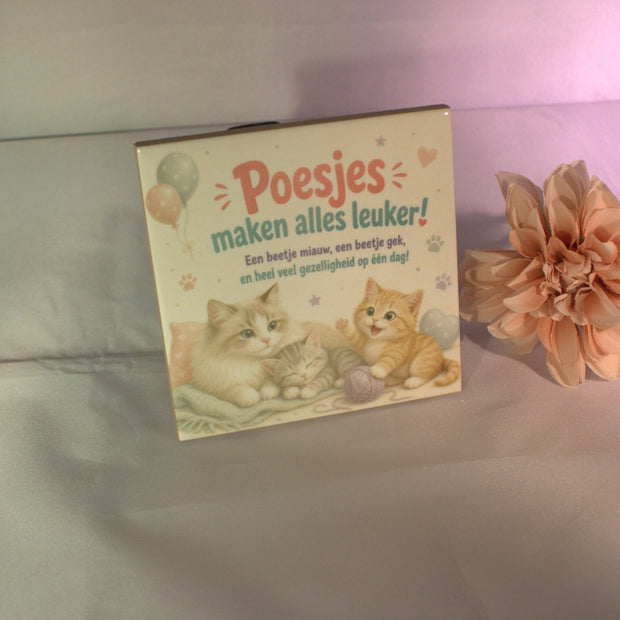 Full color keramisch tegeltje 'Poesjes maken alles leuker! Een beetje miauw, een beetje gek, en heel veel gezelligheid op één dag!' met schattige kittens – lief katten cadeau