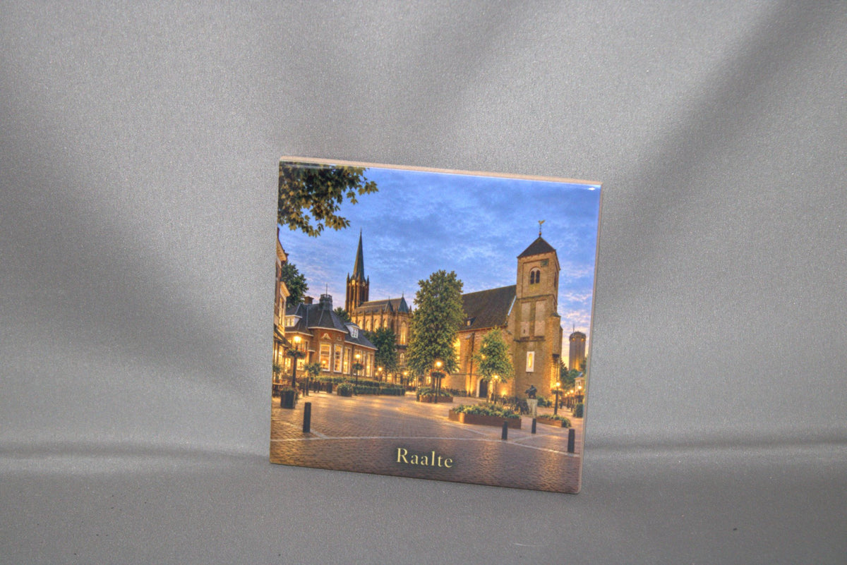 Keramisch tegeltje Raalte by Night met skyline Plaskerk en Watertoren – uniek souvenir of cadeau voor Raaltenaren