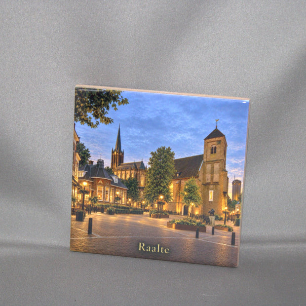 Keramisch tegeltje Raalte by Night met skyline Plaskerk en Watertoren – uniek souvenir of cadeau voor Raaltenaren