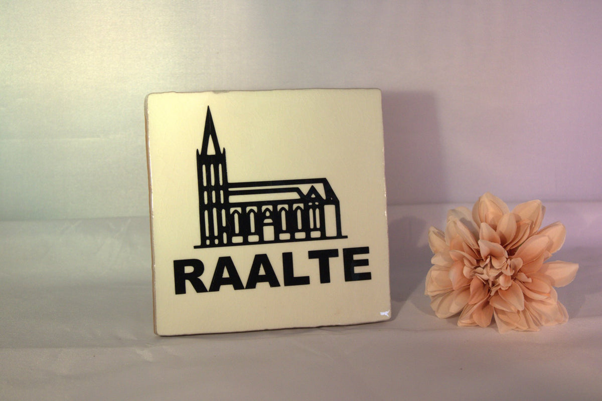 Keramisch tegeltje met zwart-wit silhouet van de Basiliek van Raalte – decoratief cadeau en souvenir Overijssel