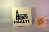 Keramisch tegeltje met zwart-wit silhouet van de Basiliek van Raalte – decoratief cadeau en souvenir Overijssel