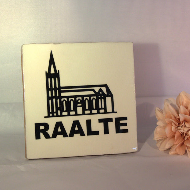 Keramisch tegeltje met zwart-wit silhouet van de Basiliek van Raalte – decoratief cadeau en souvenir Overijssel