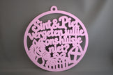 Roze ronde raamhanger Sint en Piet vergeten jullie ons huisje niet met paard en cadeautjes – Sinterklaas raamdecoratie
