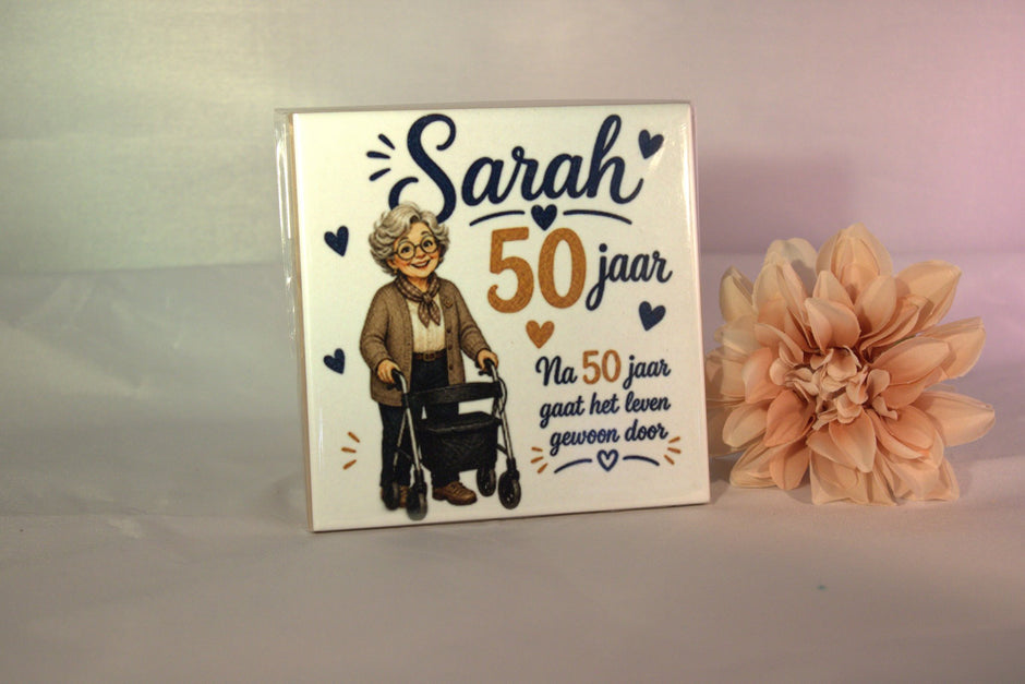 Keramisch tegeltje 'Sarah 50 jaar – na 50 jaar gaat het leven gewoon door' met grappige oma-illustratie – uniek cadeau 50 jaar vrouw