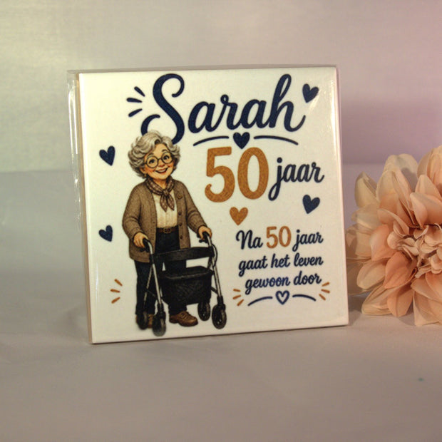 Keramisch tegeltje 'Sarah 50 jaar – na 50 jaar gaat het leven gewoon door' met grappige oma-illustratie – uniek cadeau 50 jaar vrouw