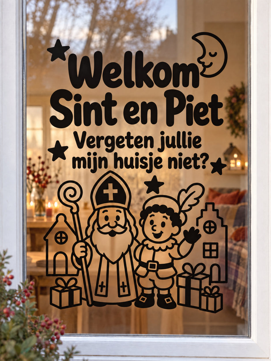 Zwarte raamsticker Welkom Sint en Piet met tekst 'Vergeten jullie mijn huisje niet?' op raam met gezellige woonkamer op achtergrond