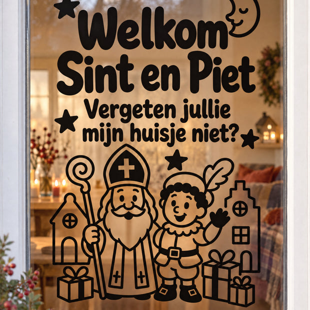 Zwarte raamsticker Welkom Sint en Piet met tekst 'Vergeten jullie mijn huisje niet?' op raam met gezellige woonkamer op achtergrond