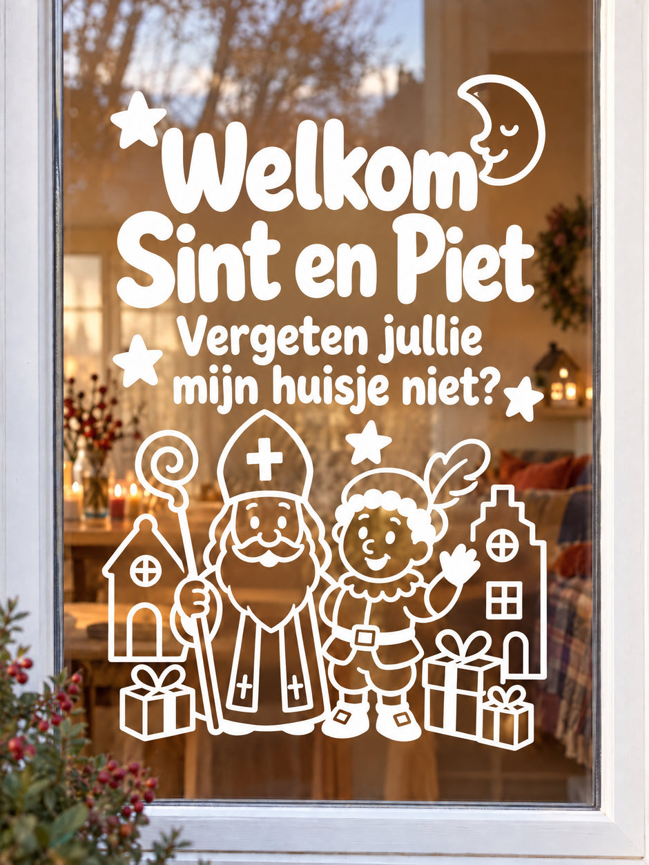 Witte raamsticker Welkom Sint en Piet met tekst 'Vergeten jullie mijn huisje niet?' op raam met sfeervolle kaarsen op achtergrond