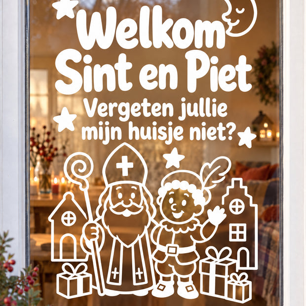 Witte raamsticker Welkom Sint en Piet met tekst 'Vergeten jullie mijn huisje niet?' op raam met sfeervolle kaarsen op achtergrond