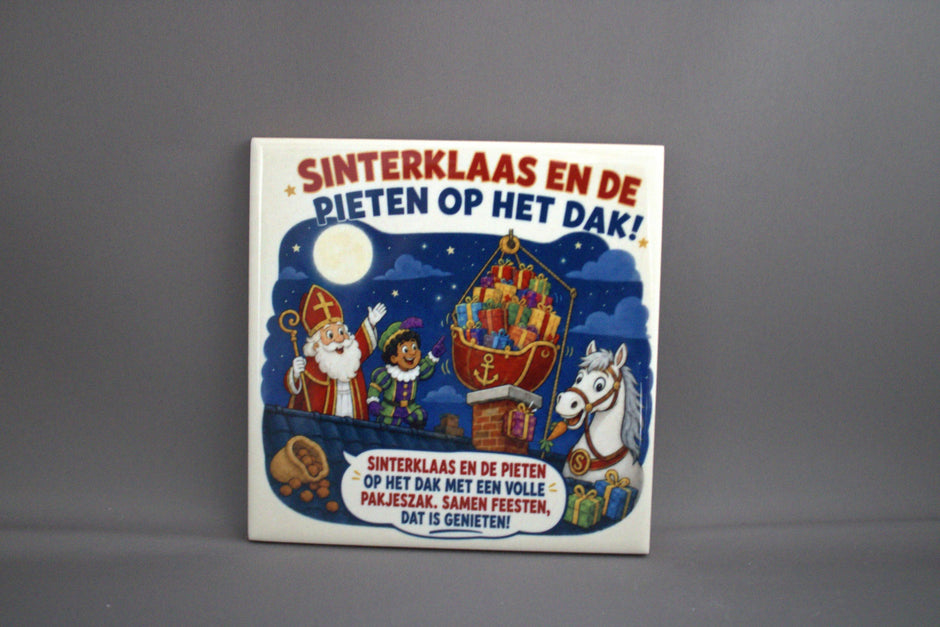 Keramisch tegeltje Sinterklaas en de Pieten op het dak met Amerigo en volle pakjeszak bij maanlicht – Sinterklaas cadeau decoratie

